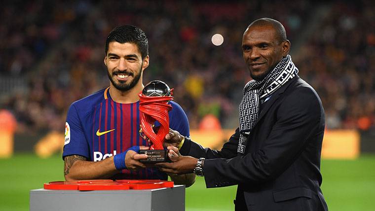 Abidal Delivers him the prize to Luis Suárez