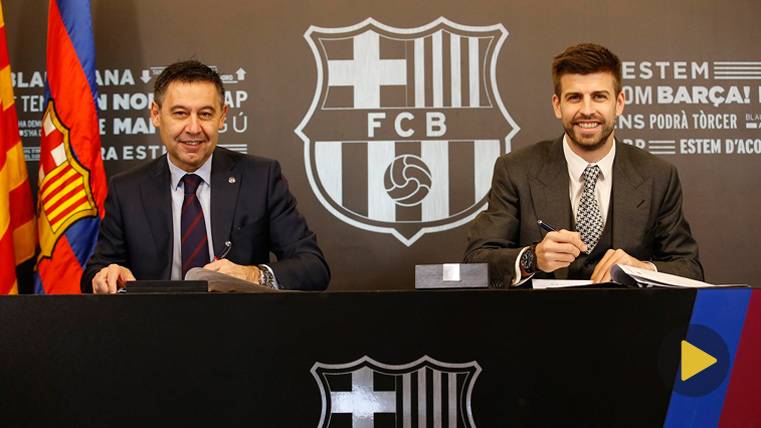 Gerard Hammered, beside Josep Maria Bartomeu signing his new agreement
