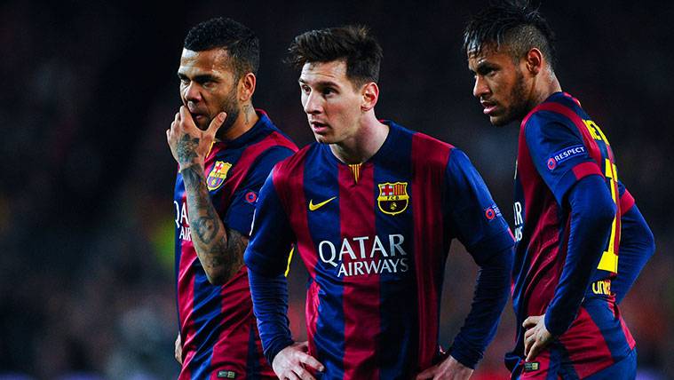Dani Alves, Leo Messi y Neymar en un partido del FC Barcelona