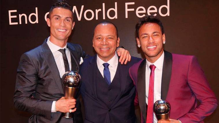 Cristiano Ronaldo, Neymar y su padre durante una entrega de premios