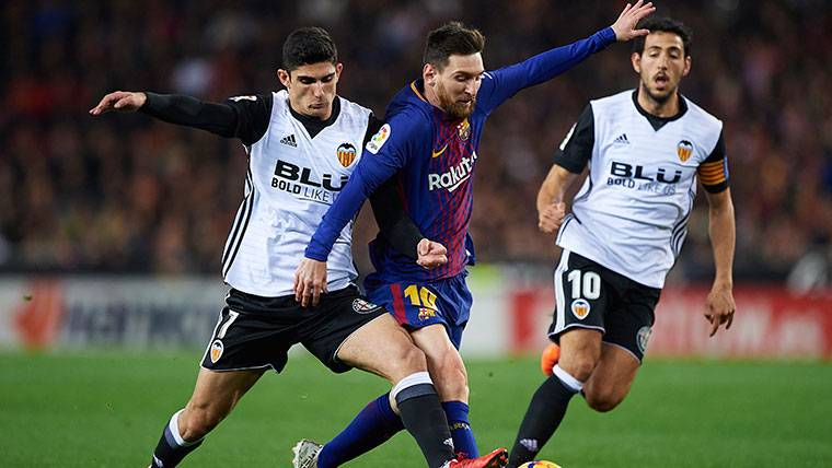 Leo Messi y Gonçalo Guedes, durante el Valencia-Barcelona