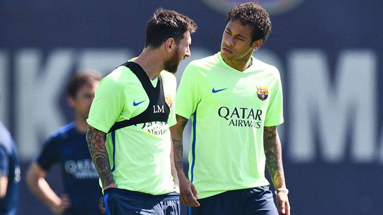 Leo Messi y Neymar, durante un entrenamiento con el Barcelona