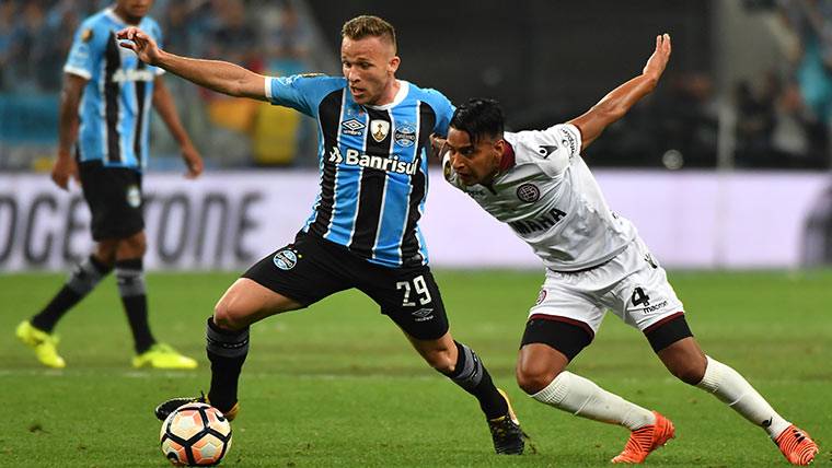 Arthur, durante un partido con el Gremio