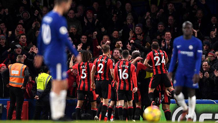 The players of the Bournemouth celebrate one of his goals in Stamford Bridge