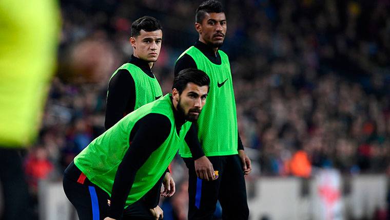 André Gomes, heating beside Paulinho and Coutinho in the Barça