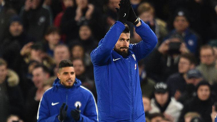 Olivier Giroud, receiving an ovation of the fans of Chelsea