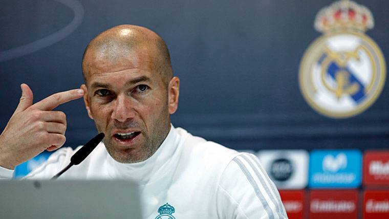 Zinedine Zidane, mostrando un gesto curioso en una rueda de prensa