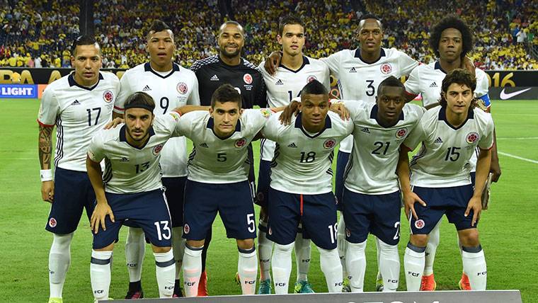 Yerry Mina and Carlos Sánchez, up to the right of the eleven of Colombia