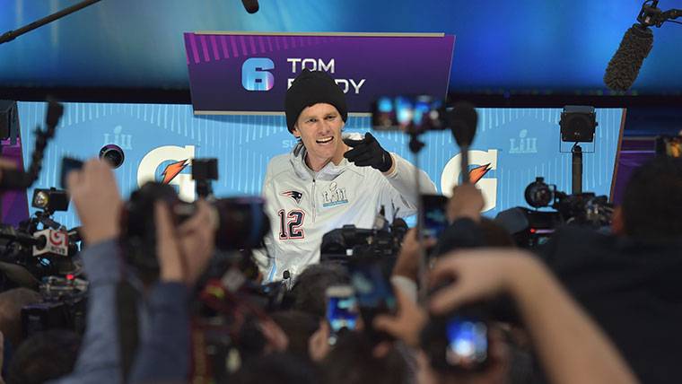 Tom Brady, durante una multitudinaria rueda de prensa