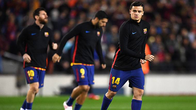 Coutinho, calentando junto a Messi y Suárez en el Camp Nou
