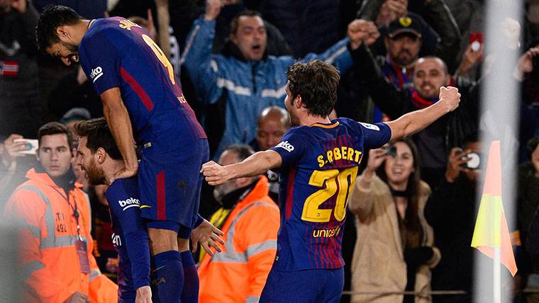 Luis Suárez and Messi, celebrating the goal against Valencia