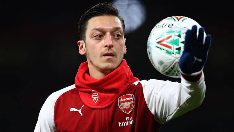 Mesut Özil, haciendo malabares con el balón antes de un partido