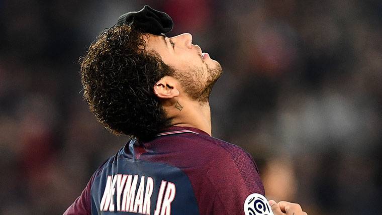 Neymar Jr, jugueteando con un guante durante un partido del PSG