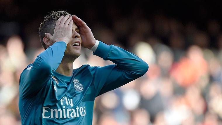 Cristiano Ronaldo, llevándose las manos a la cabeza tras fallar una ocasión