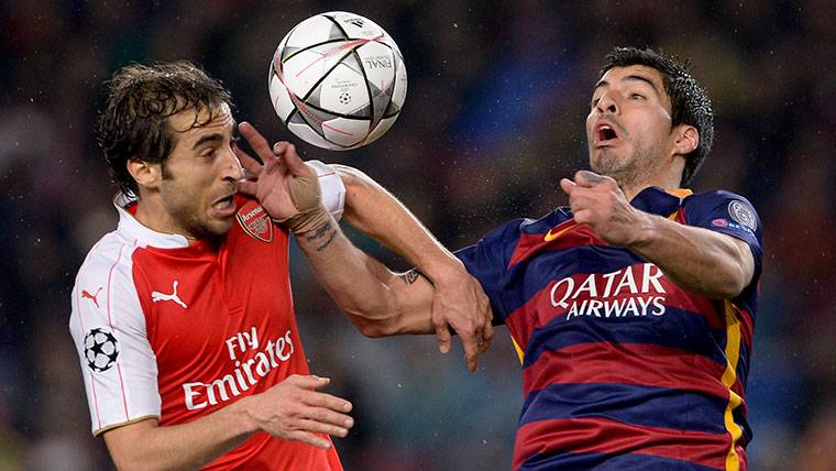 Flamini, contesting a balloon with Luis Suárez in a Barça-Arsenal