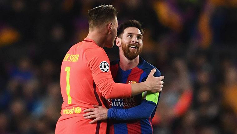 Marc-André Ter Stegen, saludándose con Leo Messi