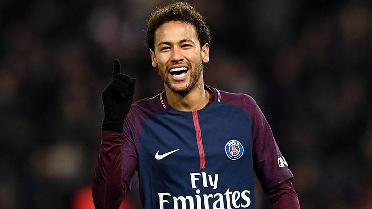 Neymar Jr, sonriendo durante un partido con el Paris Saint-Germain