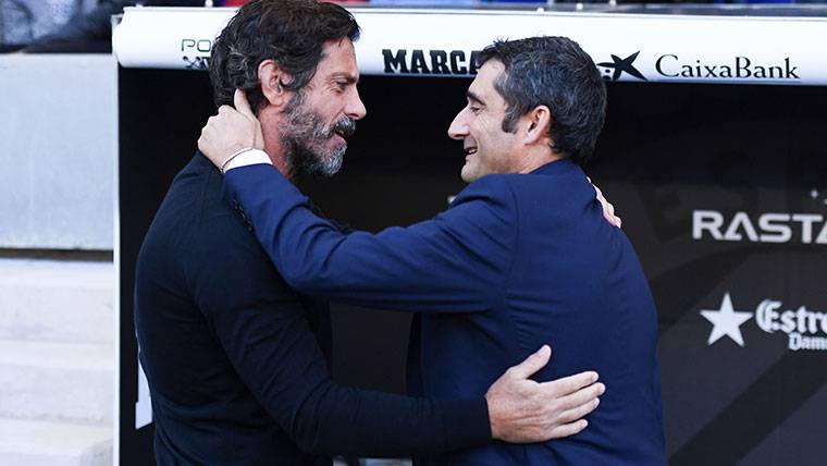 Ernesto Valverde y Quique Sánchez Flores, saludándose antes de un partido