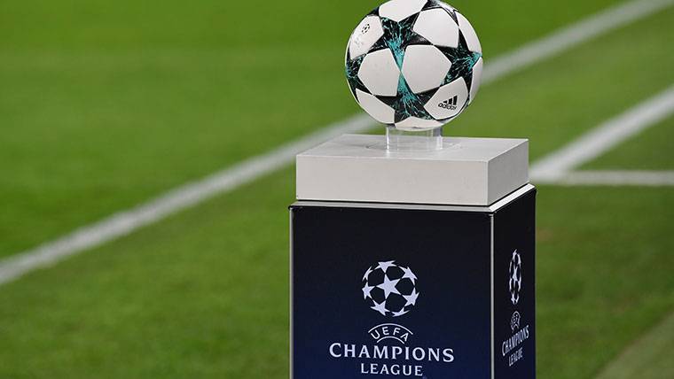 El balón oficial de la Champions League, antes de un duelo esta temporada