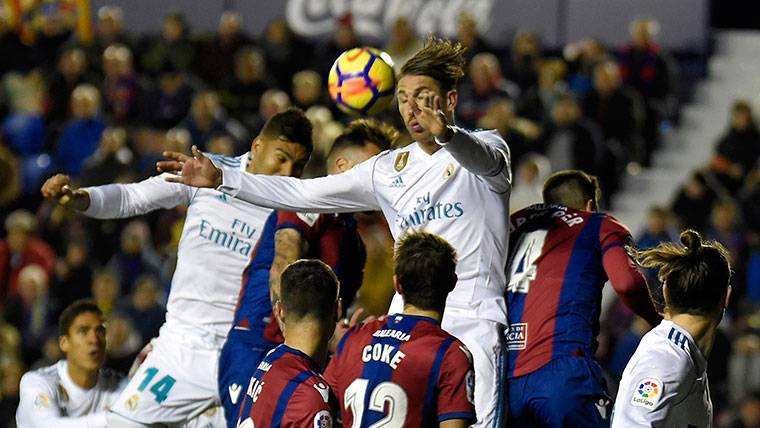 Sergio Ramos, rematando un saque de esquina ante el Levante