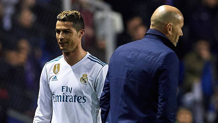 Cristiano Ronaldo, siendo sustituido por Zinedine Zidane