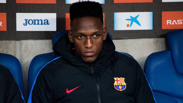 Yerry Mina, sentado en el banquillo del FC Barcelona