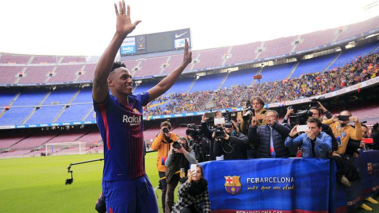 Yerry Mina, presented in the Camp Nou in front of the fans culé