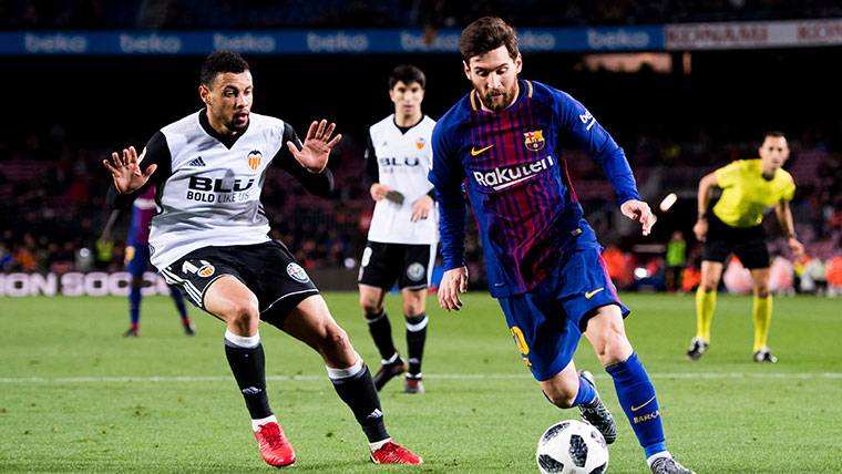 Leo Messi, midiéndose contra un defensor del Valencia, Coquelin