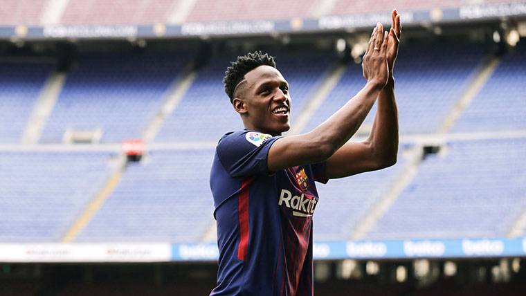 Yerry Mina, appreciating the support of the Camp Nou in the Camp Nou