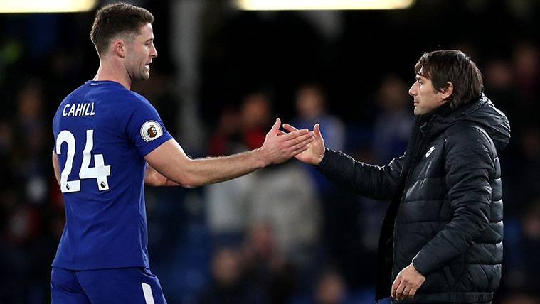 Gary Cahill and Antonio Conte greet  after a victory of Chelsea