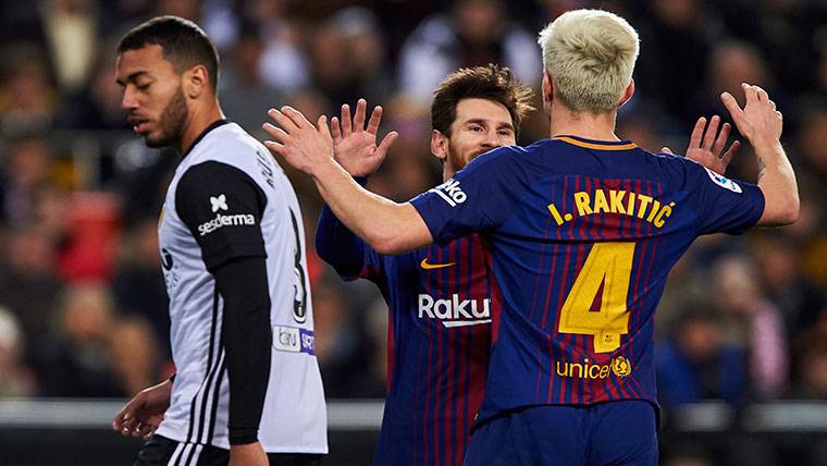 Rakitic, celebrando junto a Leo Messi el gol marcado en Mestalla