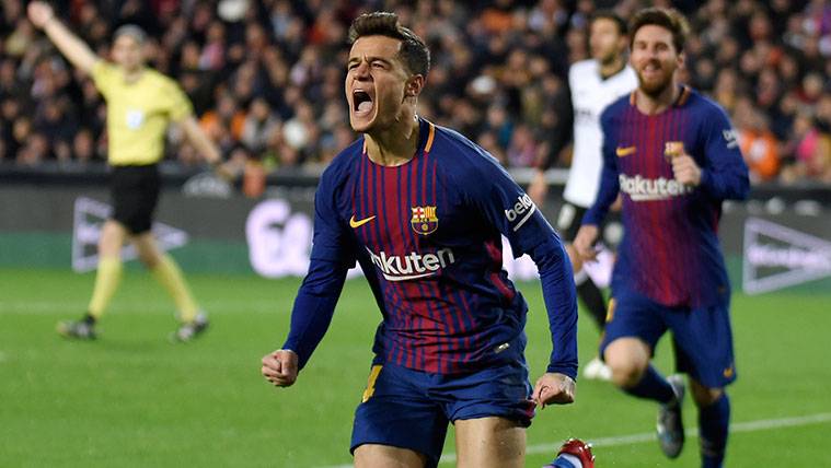Philippe Coutinho celebrates his first goal with the FC Barcelona