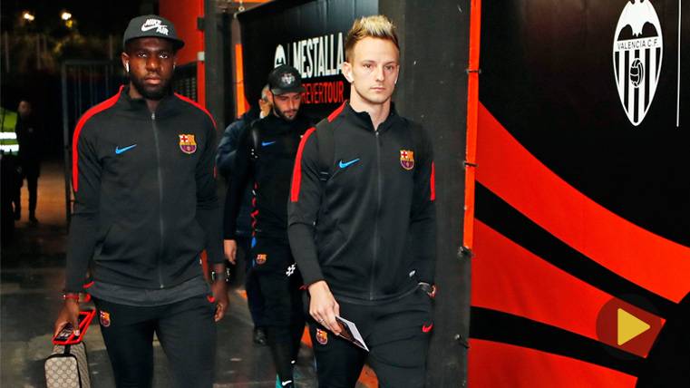 The players of the FC Barcelona to his arrival to the stadium of Mestalla
