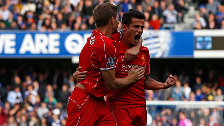 Philippe Coutinho y Steven Gerrard celebran un gol del Liverpool