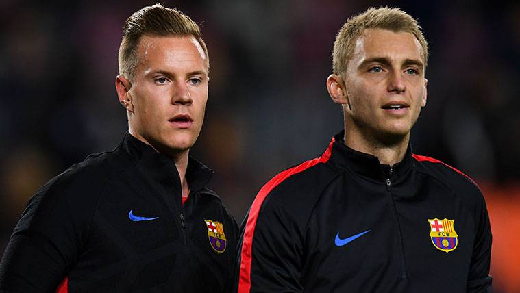Marc-André Ter Stegen and Jasper Cillessen in a warming of the FC Barcelona