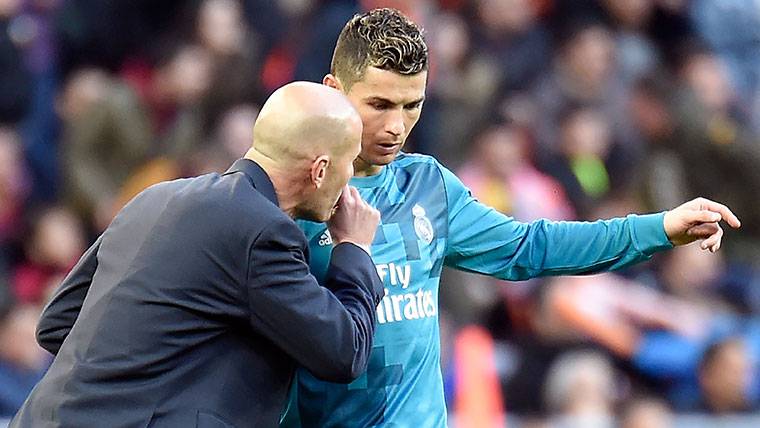 Zidane, dando instrucciones a Cristiano durante un partido