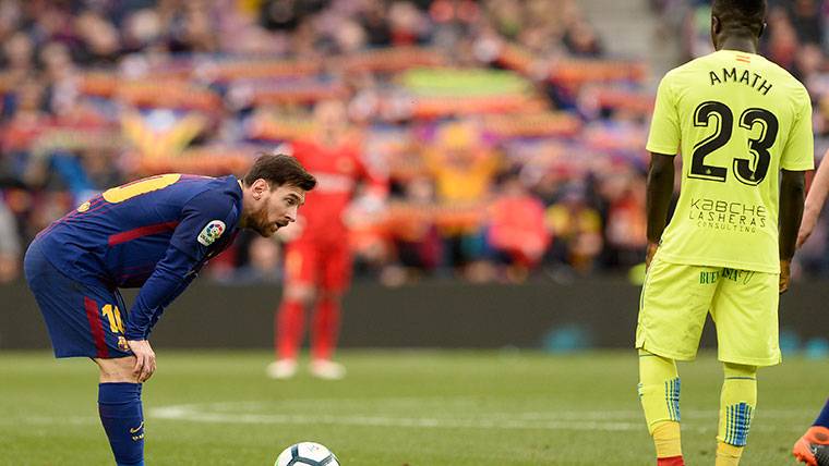 Leo Messi, antes de chutar una falta contra el Getafe