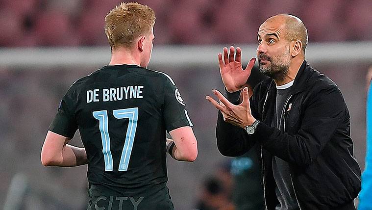 Pep Guardiola gives instructions to Kevin Of Bruyne in a party of the City