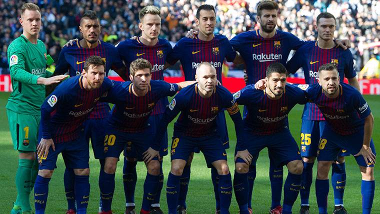 Foto de equipo del FC Barcelona en el Santiago Bernabéu