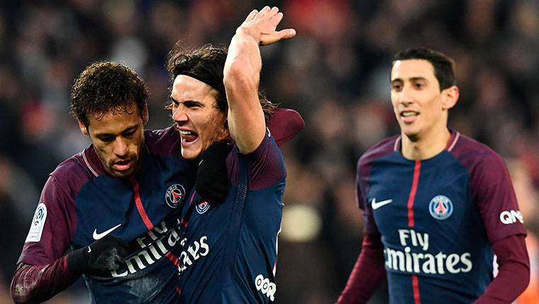 Players of the PSG celebrating a goal