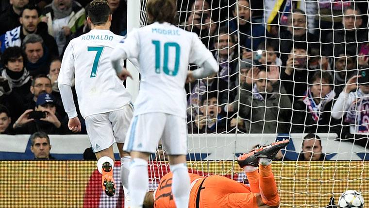 Cristiano Ronaldo, marcando el gol de penalti al PSG