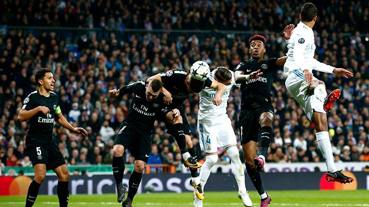 Ramos, intentando despejar un balón contra el PSG