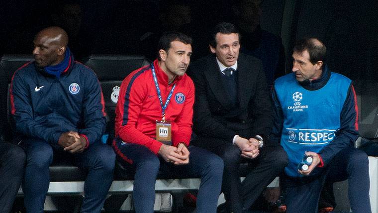 Unai Emery, seated in the bench of Paris Saint-Germain