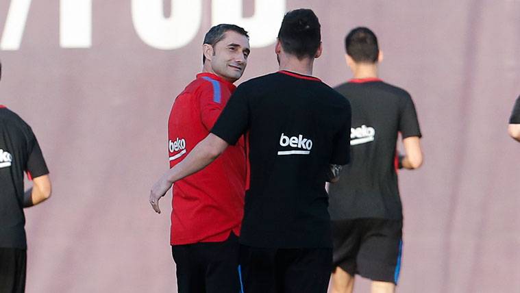 Ernesto Valverde y Leo Messi en un entrenamiento del FC Barcelona