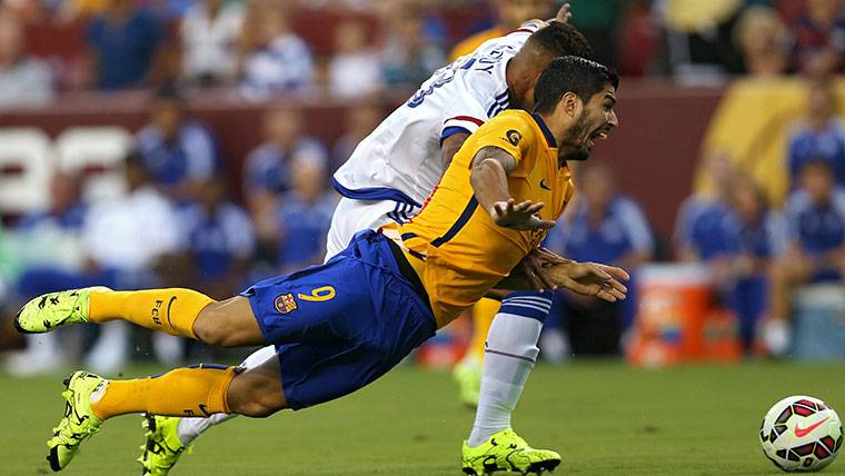 Luis Suárez, derribado por un jugador del Chelsea en un amistoso