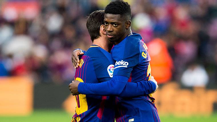 Leo Messi and Dembélé, melting in an embrace during a change