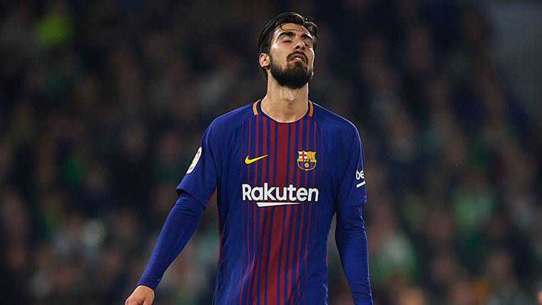 André Gomes, regretting after an error with the Barça