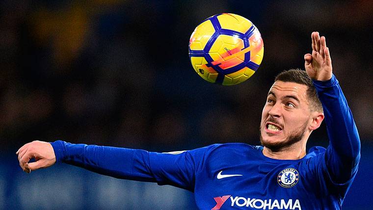 Eden Hazard, intentando cabecear un balón en un partido del Chelsea