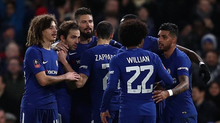 Players of Chelsea celebrating a goal