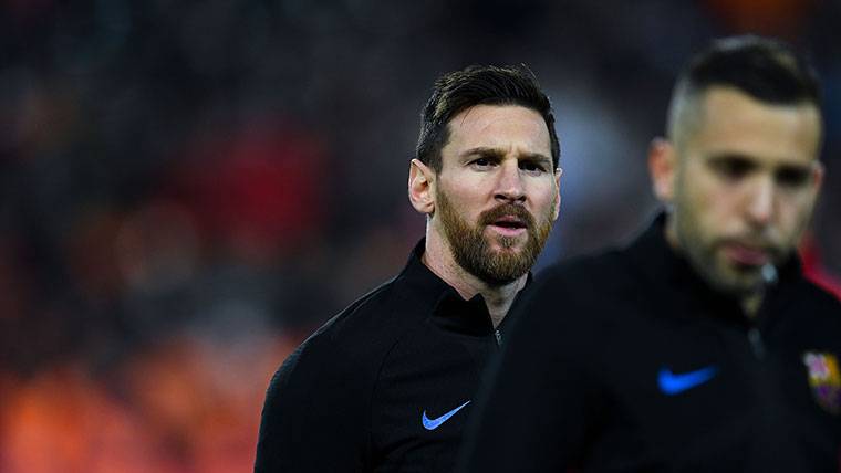 Leo Messi, calentando junto a Jordi Alba antes del partido